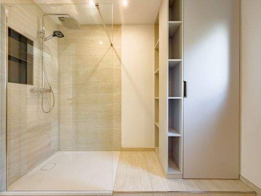 XXL-Regendusche und Waschmaschinenschrank