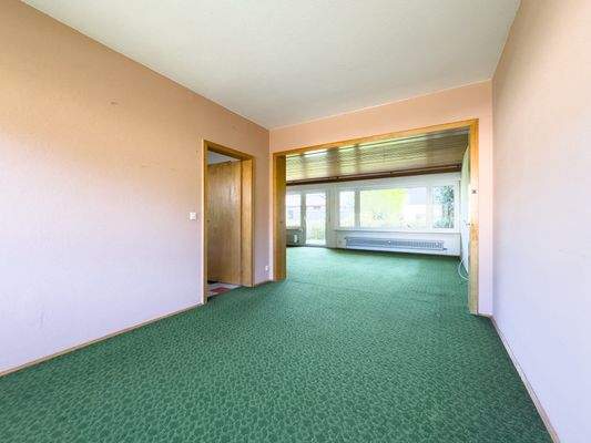 Esszimmer mit Blick ins Wohnzimmer