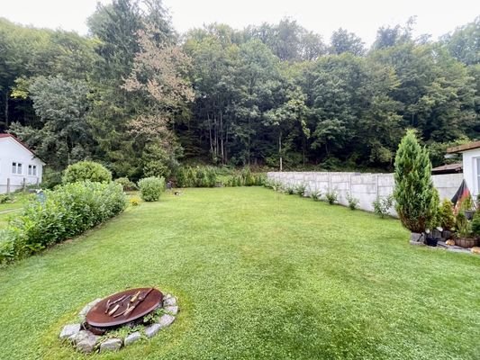 Ruhiger, großer Garten