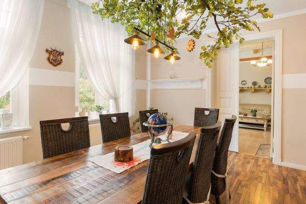 Esszimmer mit hohen Decken