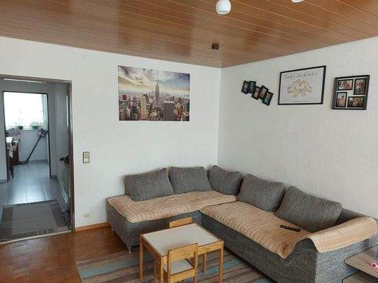 7 WoZi mit Blick in Flur und Küche