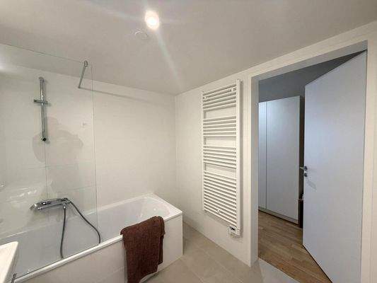 Bad mit Duschwanne, Bademöbel und Waschmaschine