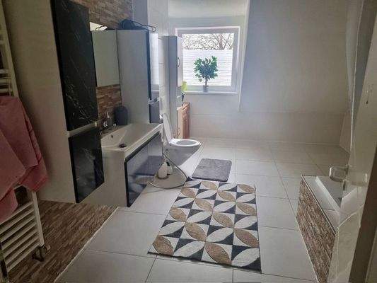 Großes moderne Vollbad