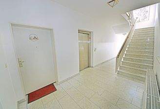 Hausflur / Treppenhaus im EG