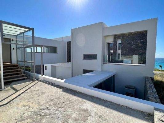 Einzigartige Villa am Meer mit Innenpool, Gärten und Gästehaus