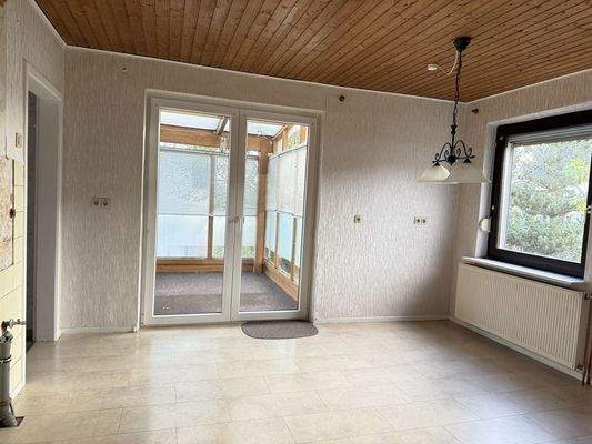 EG: Küche/Essen mit Zugang zu Wintergarten/Terrasse