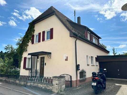 Ansicht mit Garage