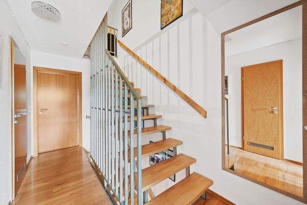 DG 1 | Flur und Treppe