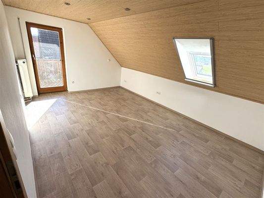 Wohnzimmer mit Balkon 