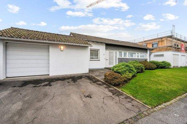 Haus- und Garagenansicht