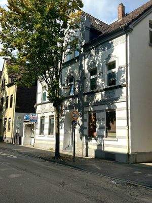 Straßenszene mit Wohnhäusern