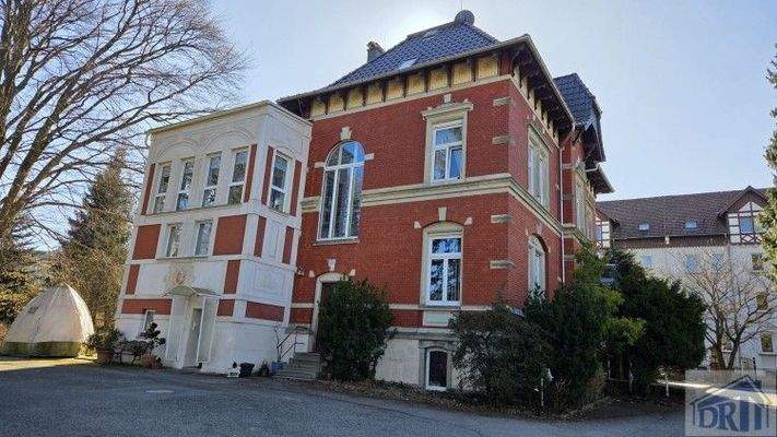 Parkseite mit Wintergarten