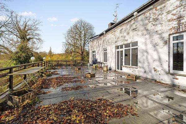 Große Terrasse an den Zimmern