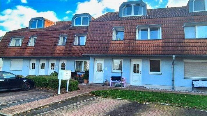 Ansicht Wohngebäude mit PKW Stellplatz