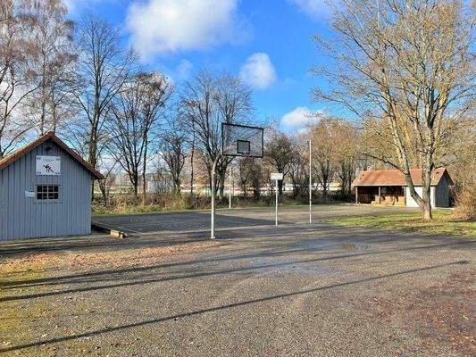 Basketball und Stocksportbahn