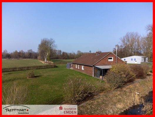 Rückansicht mit Blick auf die Grünflächen