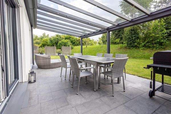 Überdachte Süd-West-Terrasse