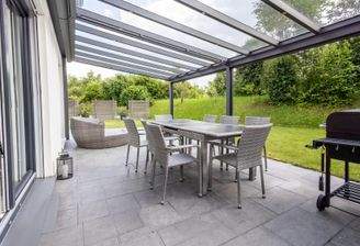Überdachte Süd-West-Terrasse