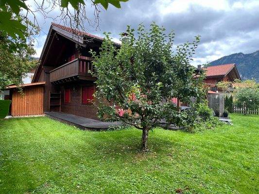 Hausansicht von Westen mit schönem Garten