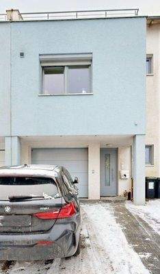 Hauseingang mit Garage