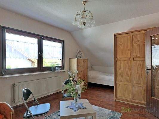 kleiner Tisch und Kleiderschrank