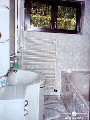 Bad mit Wanne u. Dusche Erdgeschoss