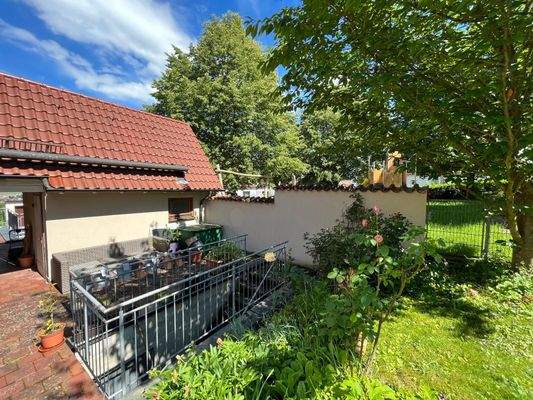 Terrassenbereich mit großer Markise.jpg