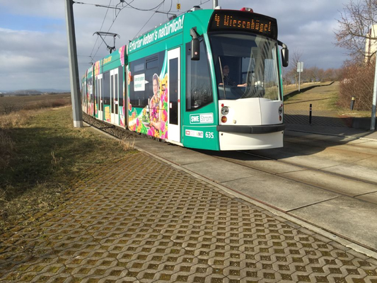 Straßenbahn am Objekt