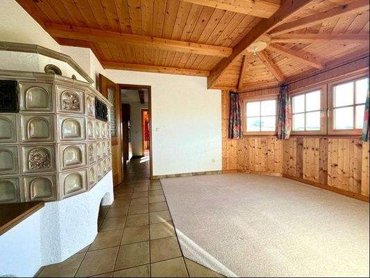 Esszimmer mit Kachelofen