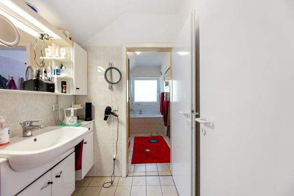 Großzügiges Familienbad mit Fenster, waschtisch und entspannender Badewanne