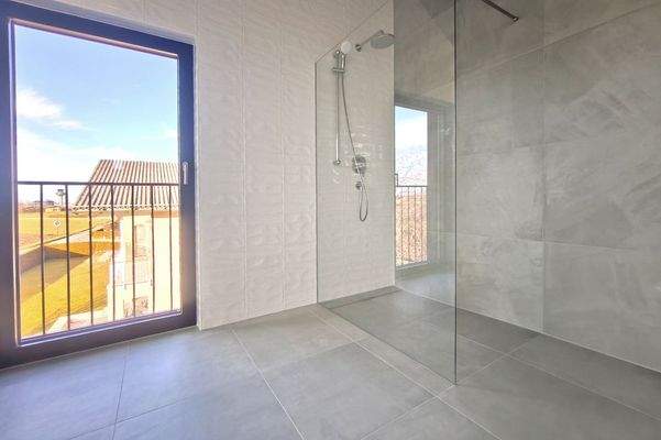 ... und ebenerdig begehbarer Regendusche 