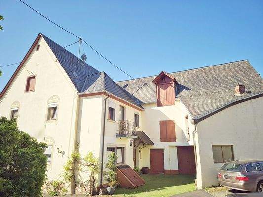 Wohnhaus mit Nebengebäude