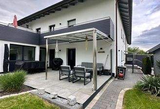Terrasse mit ca. 28 m², elektrischen Sonnenschutz und Windschutz.jpeg