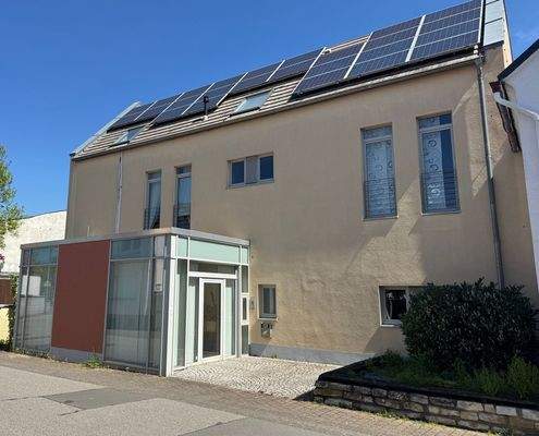 Außenansicht mit Haupteingang