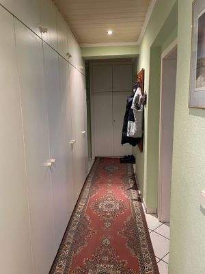 Heller Flur mit Einbauschrank!