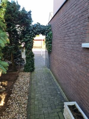 Durchgang zum Eingang und Garten