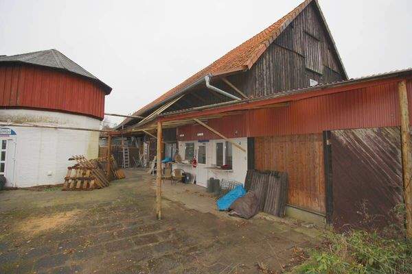 Blick auf das langgezogene Hauptgebäude