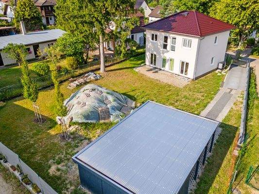 Außenansicht Garten, Carport-Dach.JPG