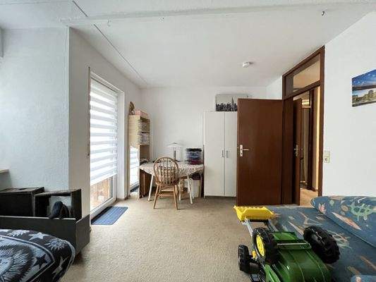 Kinderzimmer mit Zugang zum Balkon