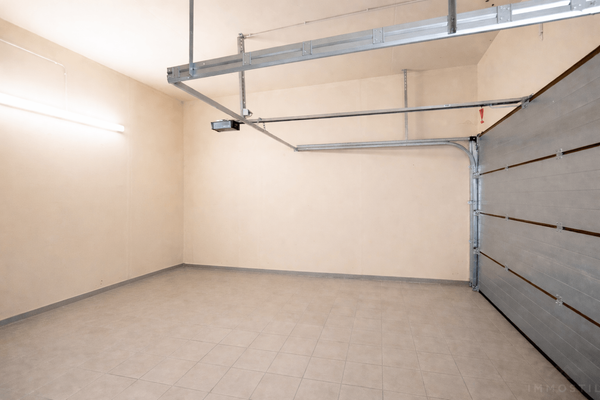 Garage mit elektrischen Tor