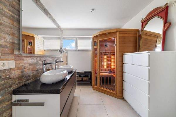 Tageslichtbad mit Infrarot-Kabine OG