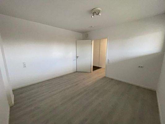 Leerer Raum mit Tür