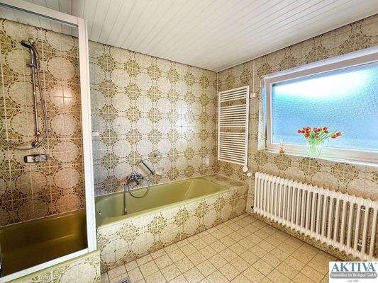  Das Badezimmer im Erdgeschoss mit Dusche und Badewanne