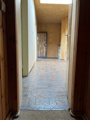 Blick von der Kellertreppe in den Flur