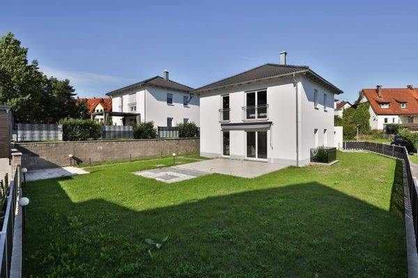 Hauansicht mit Garten