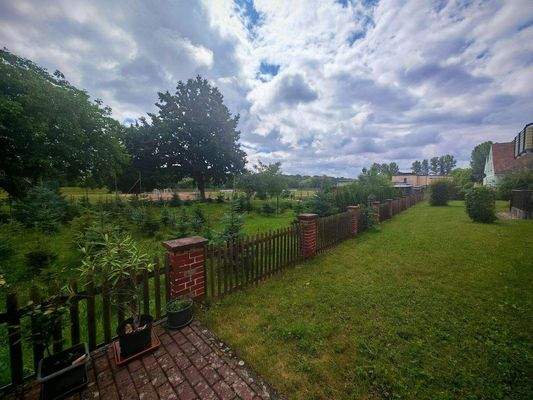 Rückseite Haus mit schöner Grünlage.jpg