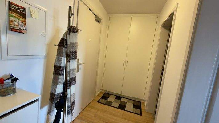 Flur_mit_Einbauschrank