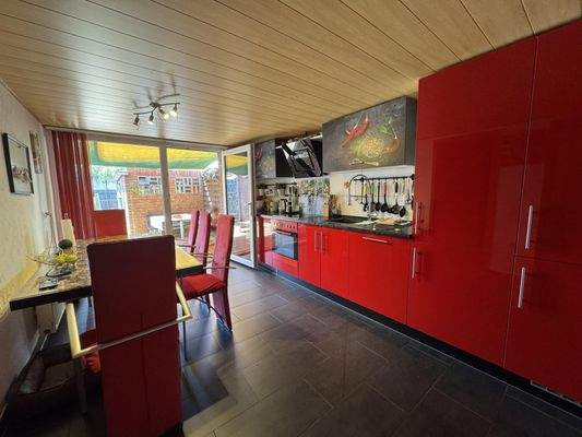 Küche mit Terrassenzugang