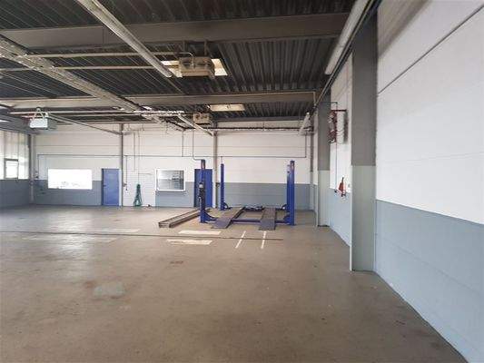 Halle mit Hebebühne