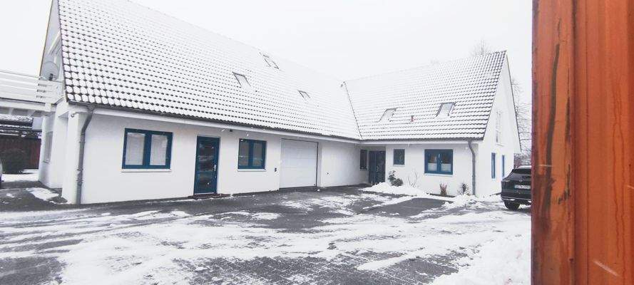 Seiteneingang zur Halle über Türe und Sektionaltor, dahinter Gewerberäumlichkeiten